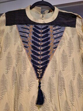 20 pit to pit 42 long Vibrant yellow tunic with a fern leaf print and an intrica